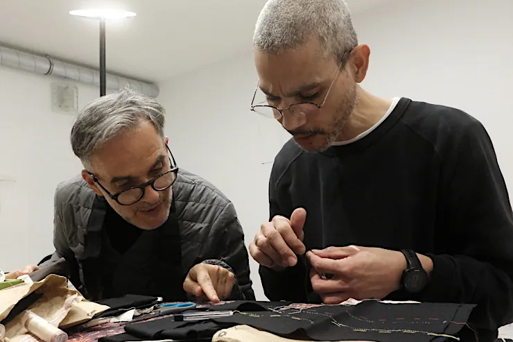 Deux hommes cousant lors d’un atelier de couture zen